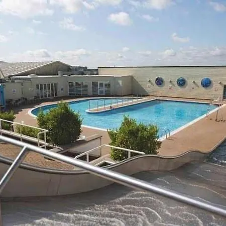 14 Atlas Ruby Cherry Tree منتزه العطل Gristhorpe